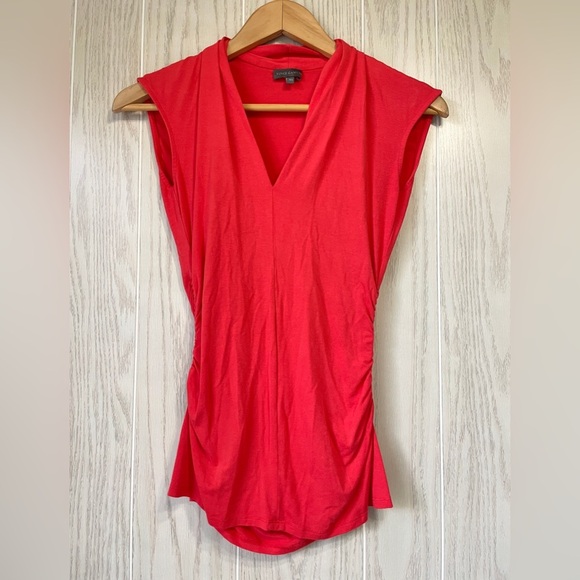 Vince Camuto Sunrise Sleeveless V-neck Top in Pomegranates XS - Picture 2 of 3